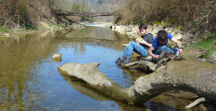 I giovani esaminano un fiume
