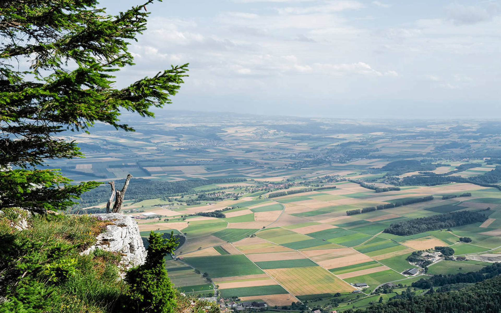 Immagine simbolica per la pianificazione territoriale - vista da una collina sul paesaggio con i suoi campi coltivati. © Matthias Sorg