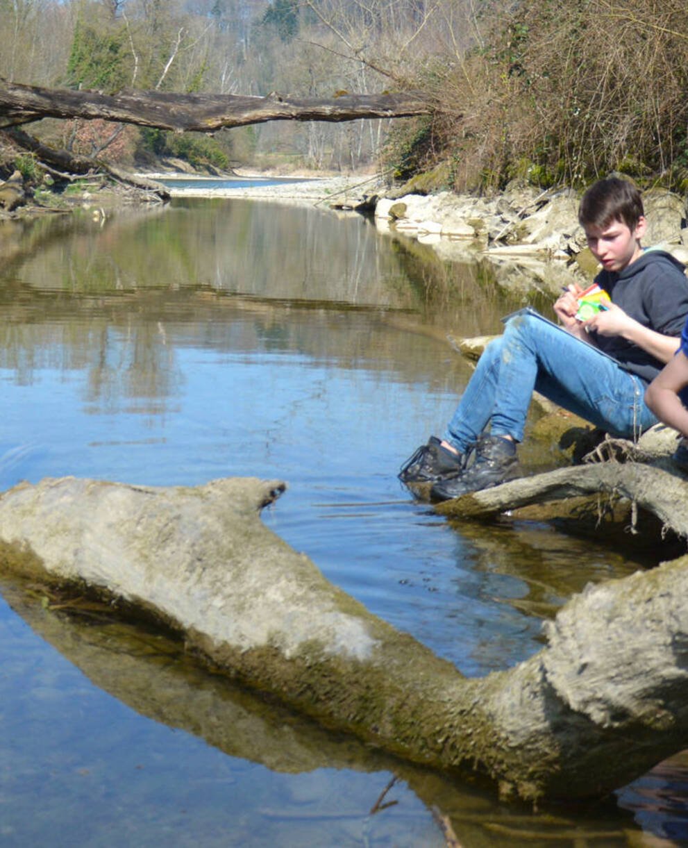 I giovani esaminano un fiume